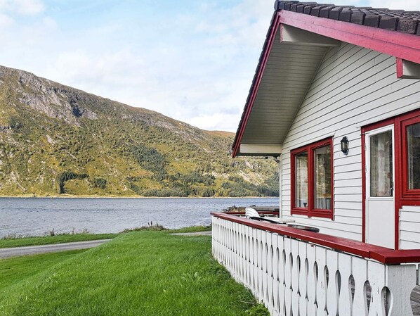 House | Lake view - 7 Person Holiday Home in Selje-by Traum (Stad)