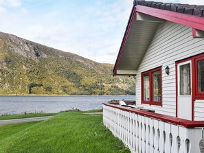 House | Lake view - 7 Person Holiday Home in Selje-by Traum (Stad)