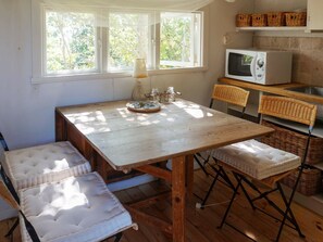 Fridge, microwave, oven, coffee/tea maker - 6 Person Holiday Home in Donsö (Donsö)