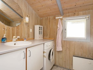 Bathroom - Cozy Holiday Home in Zealand With Large Terrace (Hojby)
