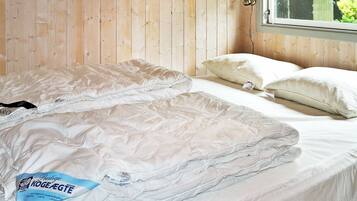 3 bedrooms, cribs/infant beds