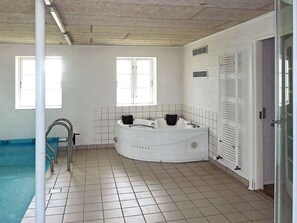 Hus | Basseng | Innendørsbasseng og utendørsbasseng