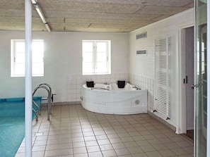 Casa | Piscina | Piscina interna, piscina externa