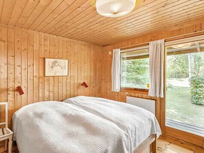 4 bedrooms, cribs/infant beds