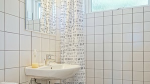 Bathroom - Beautiful Holiday Home in Bornholm Close to Lake (Ronne)