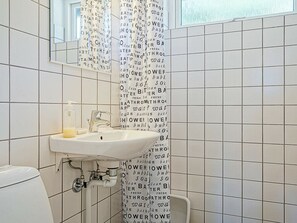 Bathroom - Beautiful Holiday Home in Bornholm Close to Lake (Ronne)