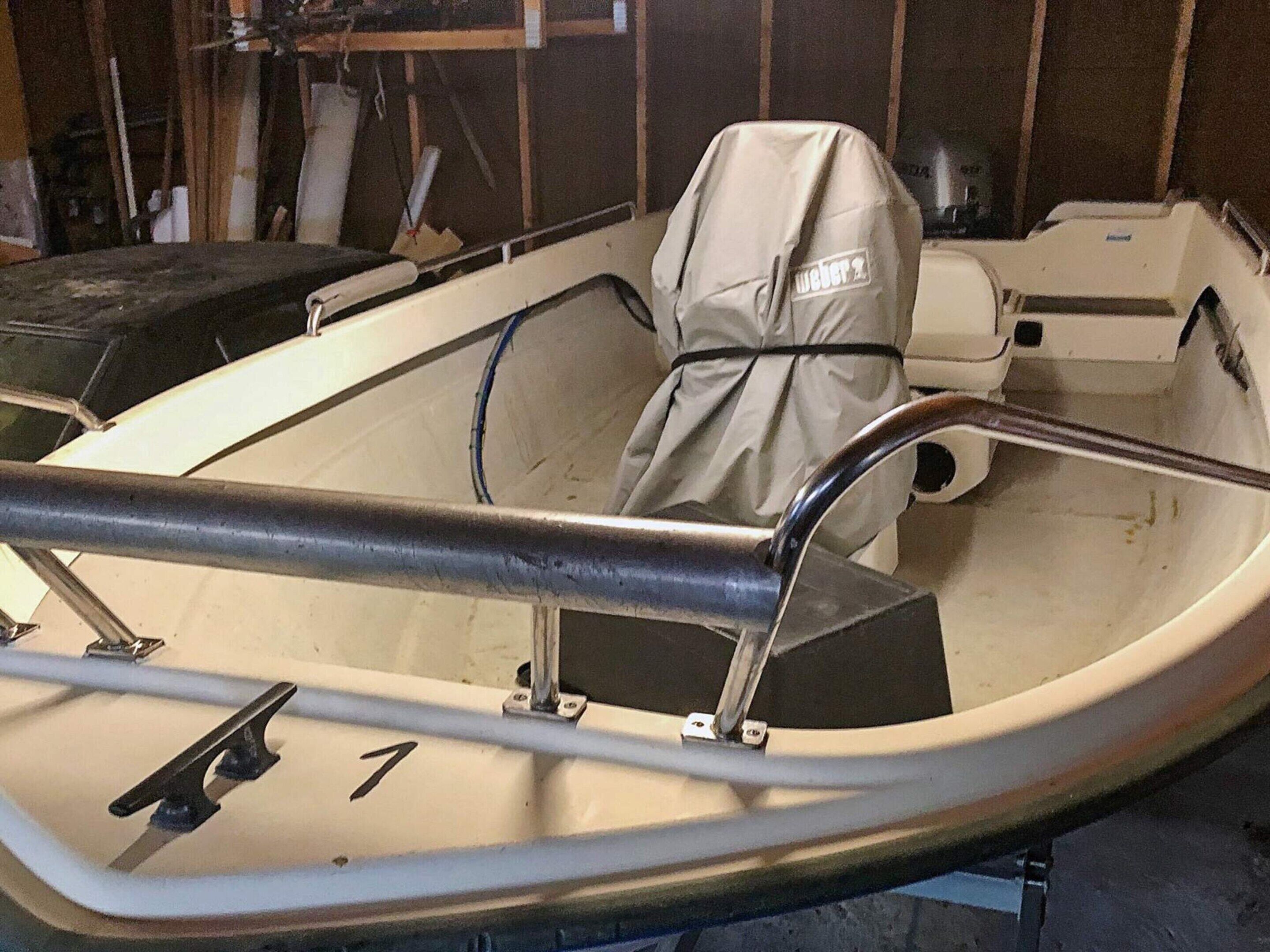 Un bateau avec le numéro 7 peint sur le côté, une rambarde en métal et un siège abrité.