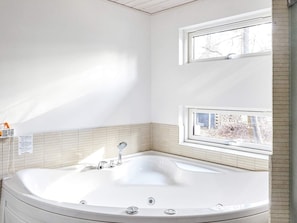 Bathroom - Modern Holiday Home in Zealand with Hot Tub (Hojby)