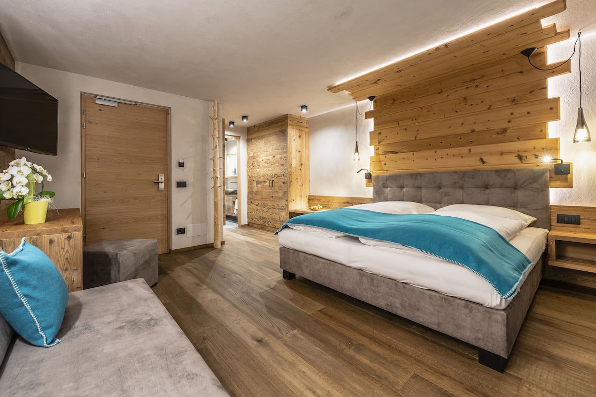 Minibar, caja de seguridad en la habitación y escritorio