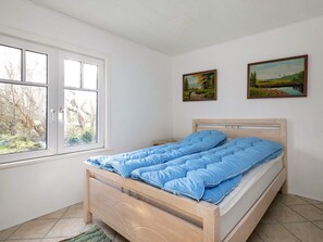 1 bedroom, cribs/infant beds