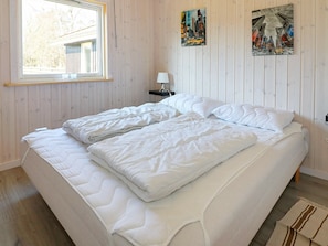 2 bedrooms, cribs/infant beds