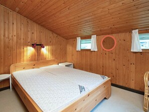 3 bedrooms, cribs/infant beds