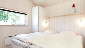 3 bedrooms, cribs/infant beds