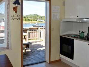 Fridge, coffee/tea maker