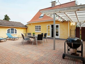 Outdoor dining - Modern Holiday Home in Zealand With Garden (Store Fuglede)