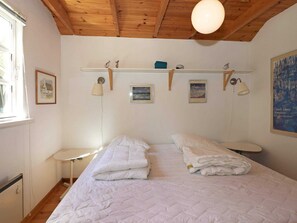 3 bedrooms, cribs/infant beds