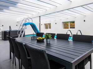 Una piscina cubierta, una piscina al aire libre