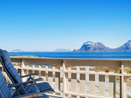 House | Lake view. Holiday Home in Dønna