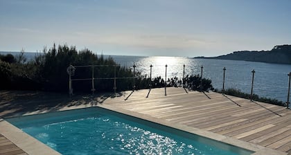 maison pieds dans l'eau accÚs privé à la mer ainsi qu'une piscine privée