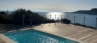 Waterfront home with private access to the sea and private pool