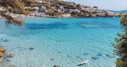 maison pieds dans l'eau accès privé à la mer ainsi qu'une piscine privée