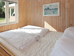 4 bedrooms, cribs/infant beds