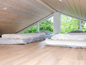 4 bedrooms, cribs/infant beds