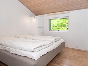 4 bedrooms, cribs/infant beds