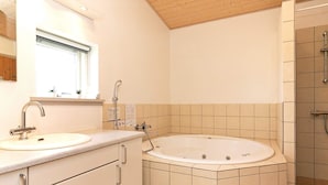 Bathroom - Beautiful Holiday Home in Funen Near the Sea (Faaborg)