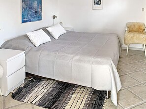 2 bedrooms, cribs/infant beds
