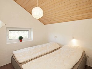 3 bedrooms, cribs/infant beds