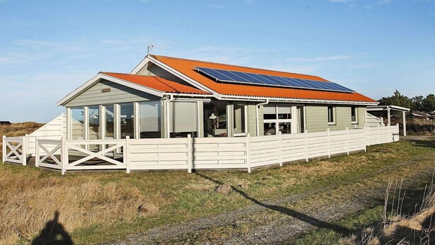 A house with a sloped roof, large windows, and a solar panel array. - Spacious Retreat by Dunes - By Traum Ferienwohnungen (Hirtshals)