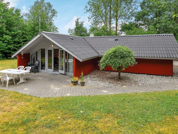 Exterior - Bright Holiday Home in Jutland near Lake (Ansager)