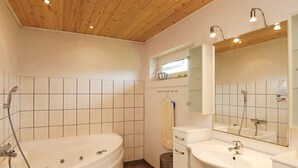 Bathroom - Cosy Holiday Home in Jutland With a Sea View (Øster Assels)