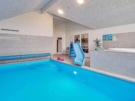 Una piscina techada, una piscina al aire libre