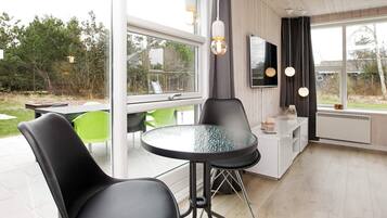 4 bedrooms, cribs/infant beds