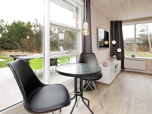 4 bedrooms, cribs/infant beds