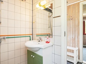 Bathroom - Attractive Holiday Home in Løgstør With Garden Furniture (Logstor)