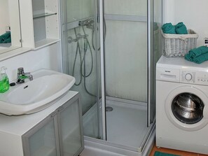 House | Bathroom | Bathtub - 8 Person Holiday Home in Uggdal (Tysnes)