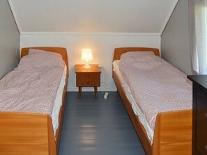 House | 4 bedrooms, individually furnished - 8 Person Holiday Home in Uggdal (Tysnes)