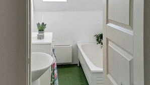 House | Bathroom - 5 Person Holiday Home in Smålandsstenar (Smalandsstenar)