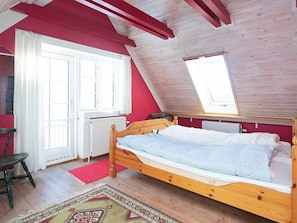 5 bedrooms, cribs/infant beds