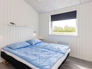 4 bedrooms, cribs/infant beds