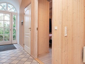 4 bedrooms, cribs/infant beds