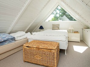 4 bedrooms, cots/infant beds