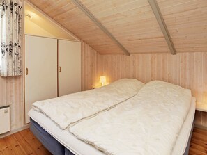 4 bedrooms, cribs/infant beds
