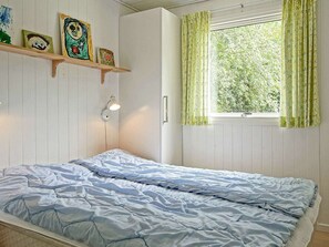 3 bedrooms, cribs/infant beds