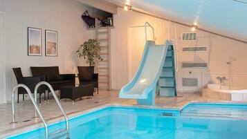 Hus | Basseng | Innendørsbasseng og utendørsbasseng