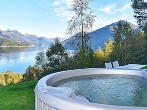 A hot tub with a view of a lake and mountains. - 4 Star Holiday Home in Folkestad (Volda)