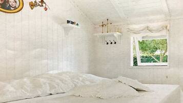 4 bedrooms, cots/infant beds